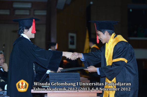 wisuda-unpad-gel-i-ta-2012_2013-fakultas-hukum-oleh-dekan-086