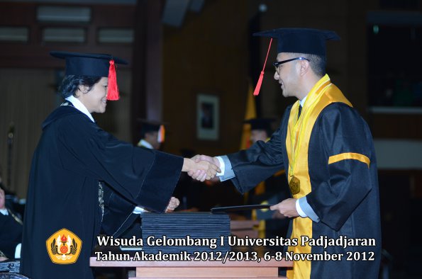 wisuda-unpad-gel-i-ta-2012_2013-fakultas-hukum-oleh-dekan-090