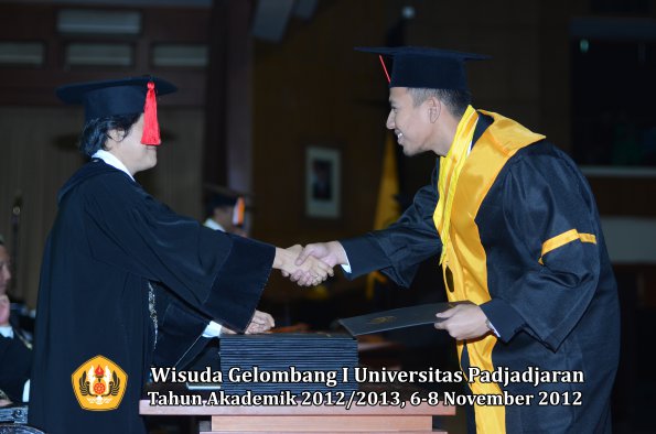 wisuda-unpad-gel-i-ta-2012_2013-fakultas-hukum-oleh-dekan-092