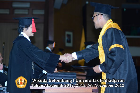 wisuda-unpad-gel-i-ta-2012_2013-fakultas-hukum-oleh-dekan-094