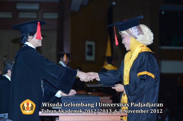 wisuda-unpad-gel-i-ta-2012_2013-fakultas-hukum-oleh-dekan-097
