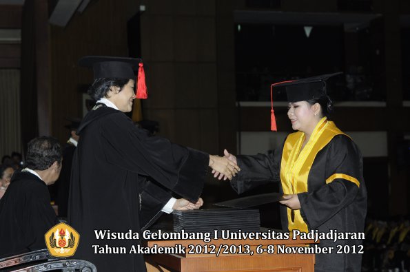 wisuda-unpad-gel-i-ta-2012_2013-fakultas-hukum-oleh-dekan-099