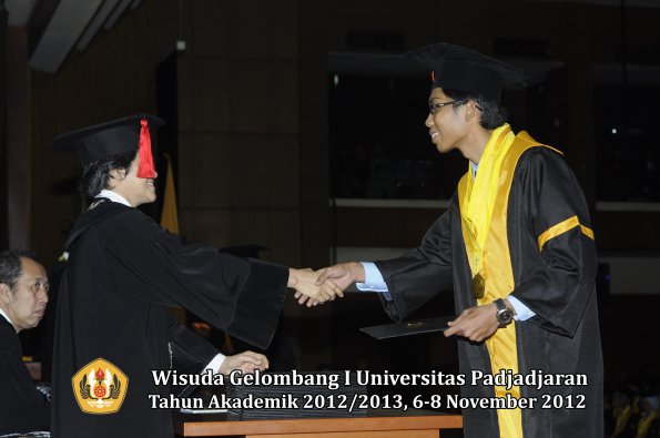 wisuda-unpad-gel-i-ta-2012_2013-fakultas-hukum-oleh-dekan-100