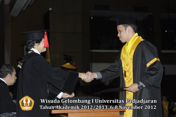 wisuda-unpad-gel-i-ta-2012_2013-fakultas-hukum-oleh-dekan-101