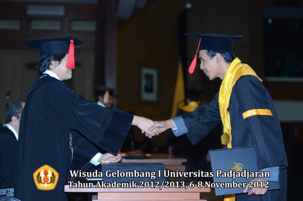 wisuda-unpad-gel-i-ta-2012_2013-fakultas-hukum-oleh-dekan-102