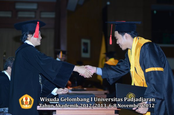 wisuda-unpad-gel-i-ta-2012_2013-fakultas-hukum-oleh-dekan-103