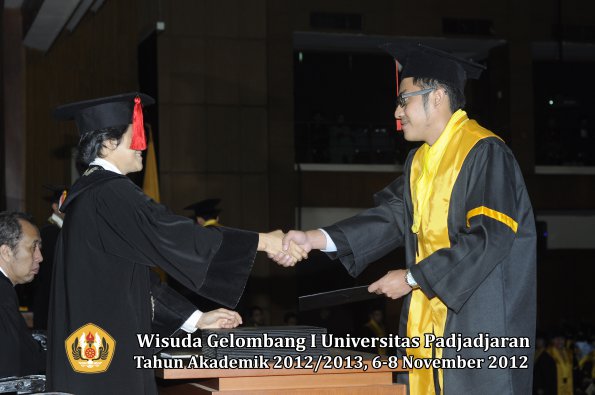 wisuda-unpad-gel-i-ta-2012_2013-fakultas-hukum-oleh-dekan-104