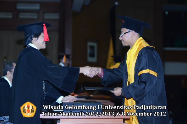 wisuda-unpad-gel-i-ta-2012_2013-fakultas-hukum-oleh-dekan-105