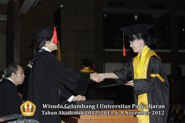 wisuda-unpad-gel-i-ta-2012_2013-fakultas-hukum-oleh-dekan-106