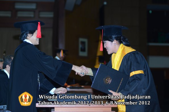 wisuda-unpad-gel-i-ta-2012_2013-fakultas-hukum-oleh-dekan-107
