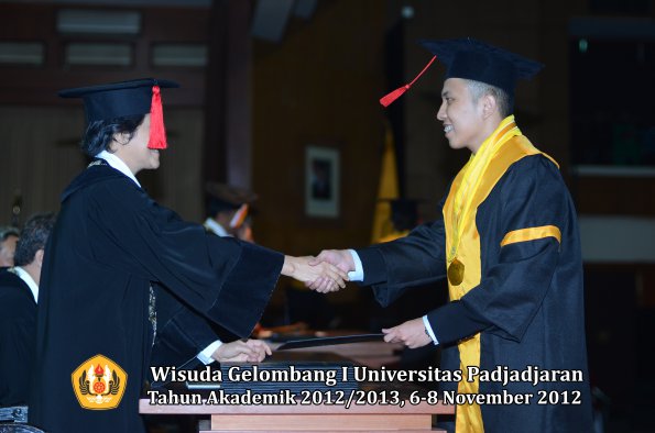 wisuda-unpad-gel-i-ta-2012_2013-fakultas-hukum-oleh-dekan-108
