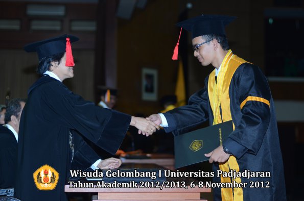 wisuda-unpad-gel-i-ta-2012_2013-fakultas-hukum-oleh-dekan-109