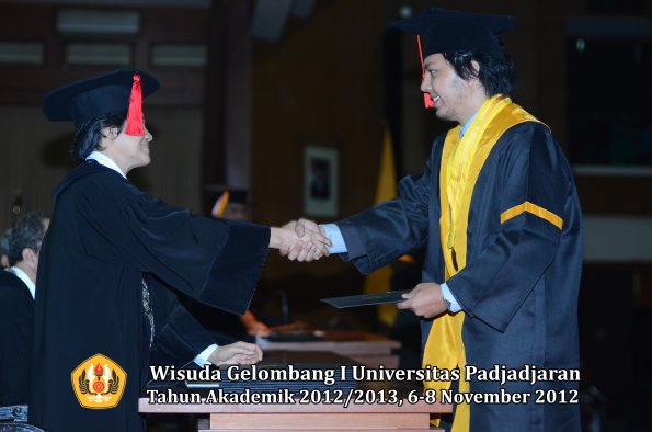 wisuda-unpad-gel-i-ta-2012_2013-fakultas-hukum-oleh-dekan-110