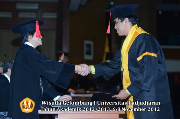 wisuda-unpad-gel-i-ta-2012_2013-fakultas-hukum-oleh-dekan-111