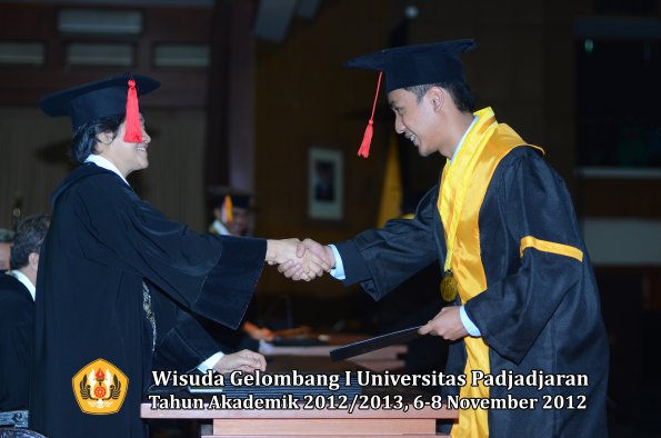 wisuda-unpad-gel-i-ta-2012_2013-fakultas-hukum-oleh-dekan-112
