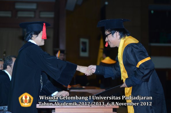 wisuda-unpad-gel-i-ta-2012_2013-fakultas-hukum-oleh-dekan-113