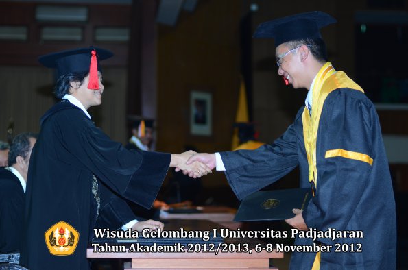 wisuda-unpad-gel-i-ta-2012_2013-fakultas-hukum-oleh-dekan-114
