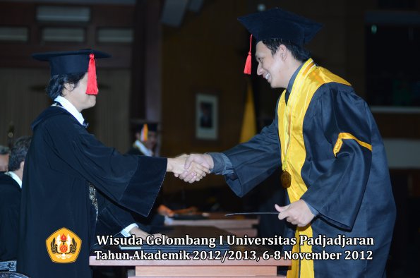wisuda-unpad-gel-i-ta-2012_2013-fakultas-hukum-oleh-dekan-115