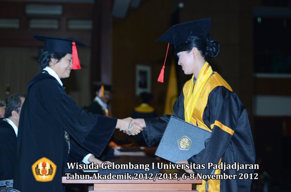 wisuda-unpad-gel-i-ta-2012_2013-fakultas-hukum-oleh-dekan-116