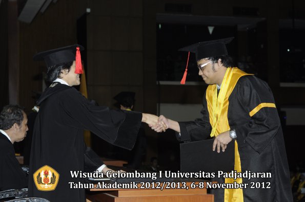 wisuda-unpad-gel-i-ta-2012_2013-fakultas-hukum-oleh-dekan-117