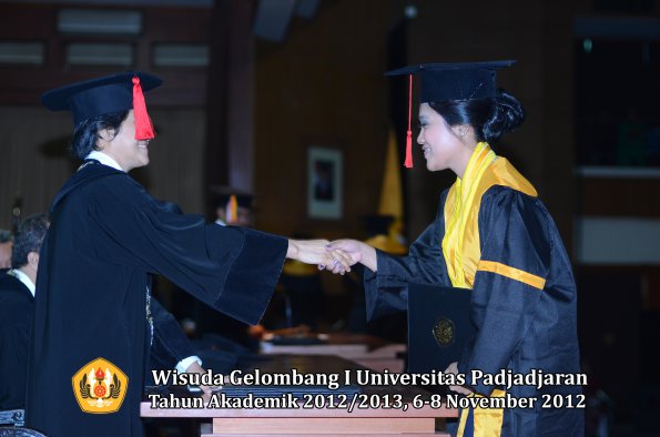 wisuda-unpad-gel-i-ta-2012_2013-fakultas-hukum-oleh-dekan-118