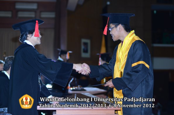 wisuda-unpad-gel-i-ta-2012_2013-fakultas-hukum-oleh-dekan-119