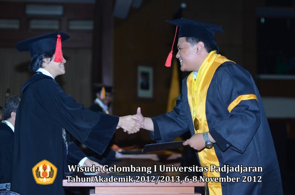 wisuda-unpad-gel-i-ta-2012_2013-fakultas-hukum-oleh-dekan-121