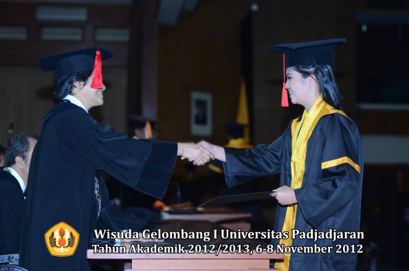 wisuda-unpad-gel-i-ta-2012_2013-fakultas-hukum-oleh-dekan-122