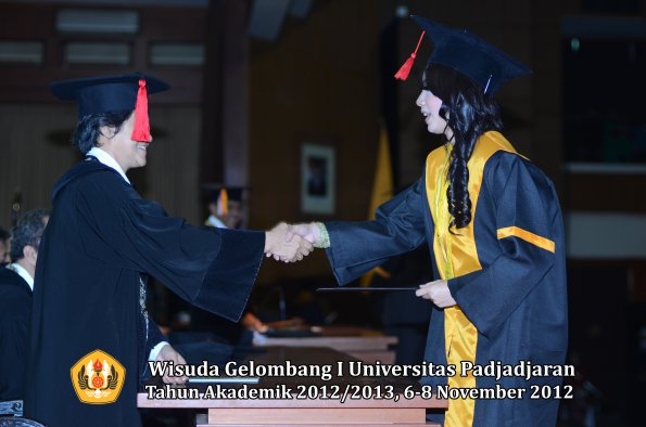 wisuda-unpad-gel-i-ta-2012_2013-fakultas-hukum-oleh-dekan-123