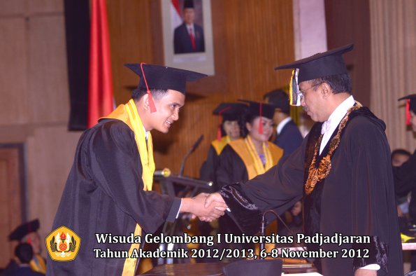 wisuda-unpad-gel-i-ta-2012_2013-fakultas-hukum-oleh-rektor-005