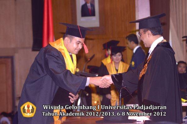 wisuda-unpad-gel-i-ta-2012_2013-fakultas-hukum-oleh-rektor-013