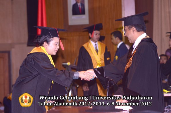 wisuda-unpad-gel-i-ta-2012_2013-fakultas-hukum-oleh-rektor-019