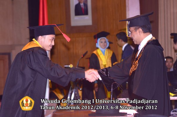 wisuda-unpad-gel-i-ta-2012_2013-fakultas-hukum-oleh-rektor-021