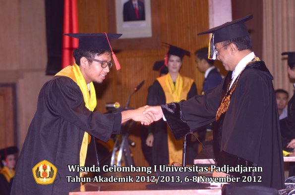 wisuda-unpad-gel-i-ta-2012_2013-fakultas-hukum-oleh-rektor-032