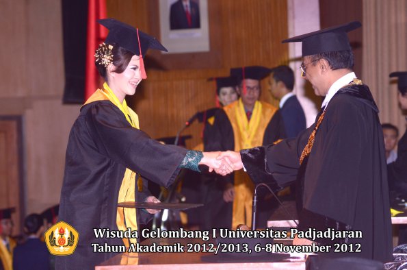 wisuda-unpad-gel-i-ta-2012_2013-fakultas-hukum-oleh-rektor-033