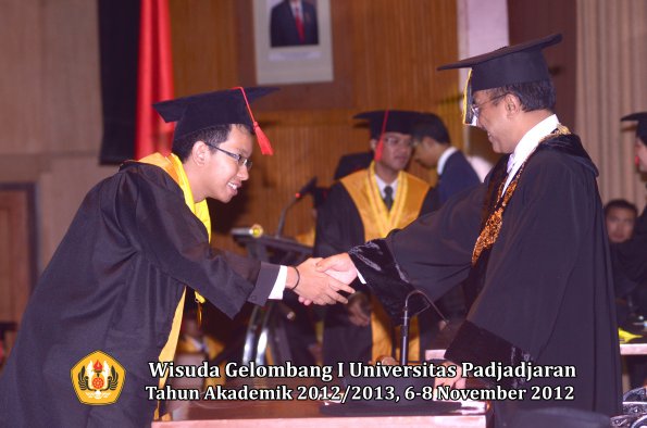 wisuda-unpad-gel-i-ta-2012_2013-fakultas-hukum-oleh-rektor-041