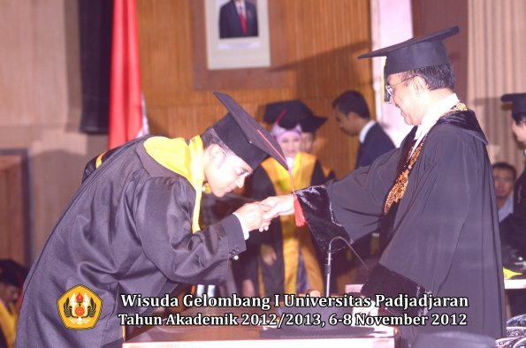 wisuda-unpad-gel-i-ta-2012_2013-fakultas-hukum-oleh-rektor-042