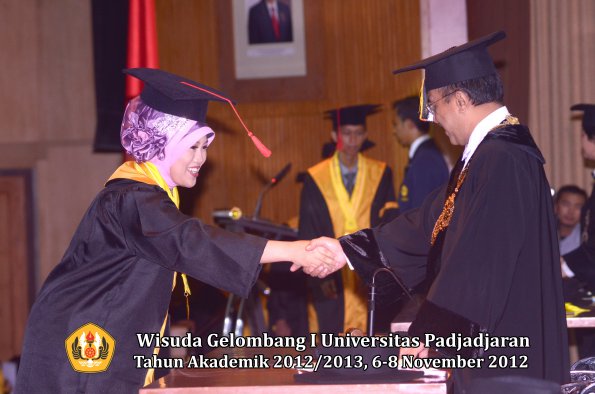 wisuda-unpad-gel-i-ta-2012_2013-fakultas-hukum-oleh-rektor-043