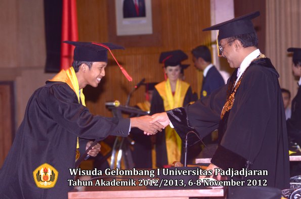 wisuda-unpad-gel-i-ta-2012_2013-fakultas-hukum-oleh-rektor-044