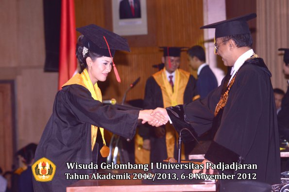 wisuda-unpad-gel-i-ta-2012_2013-fakultas-hukum-oleh-rektor-045