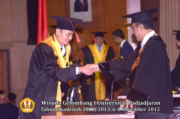 wisuda-unpad-gel-i-ta-2012_2013-fakultas-hukum-oleh-rektor-046