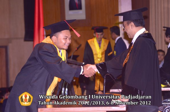 wisuda-unpad-gel-i-ta-2012_2013-fakultas-hukum-oleh-rektor-048