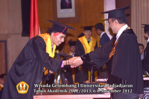 wisuda-unpad-gel-i-ta-2012_2013-fakultas-hukum-oleh-rektor-049