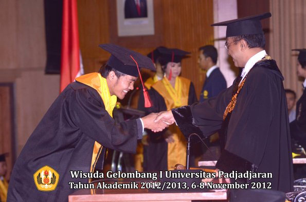 wisuda-unpad-gel-i-ta-2012_2013-fakultas-hukum-oleh-rektor-050