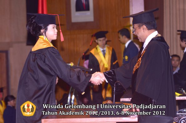 wisuda-unpad-gel-i-ta-2012_2013-fakultas-hukum-oleh-rektor-051