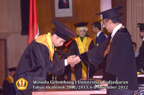 wisuda-unpad-gel-i-ta-2012_2013-fakultas-hukum-oleh-rektor-052