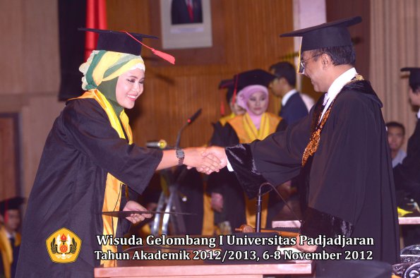 wisuda-unpad-gel-i-ta-2012_2013-fakultas-hukum-oleh-rektor-053