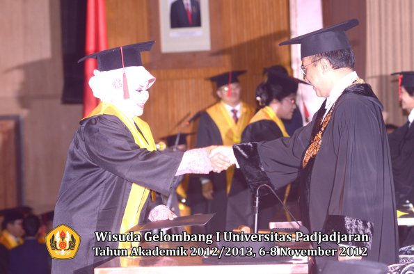 wisuda-unpad-gel-i-ta-2012_2013-fakultas-hukum-oleh-rektor-054