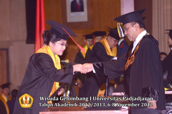 wisuda-unpad-gel-i-ta-2012_2013-fakultas-hukum-oleh-rektor-055