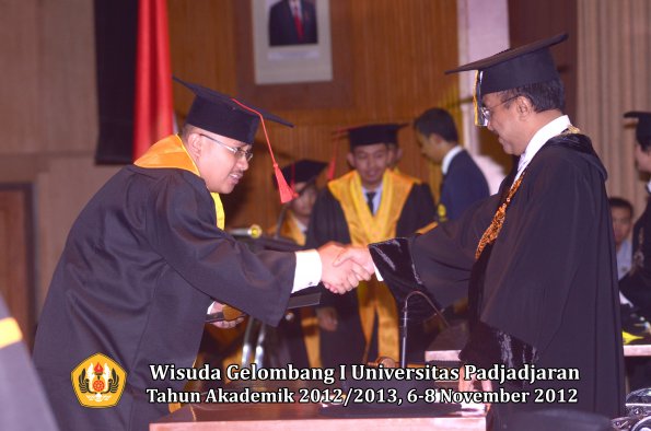 wisuda-unpad-gel-i-ta-2012_2013-fakultas-hukum-oleh-rektor-056